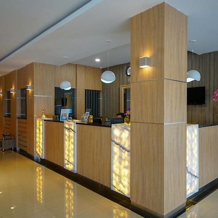 Oyo 344 Kr Hotel Palembang Exteriör bild