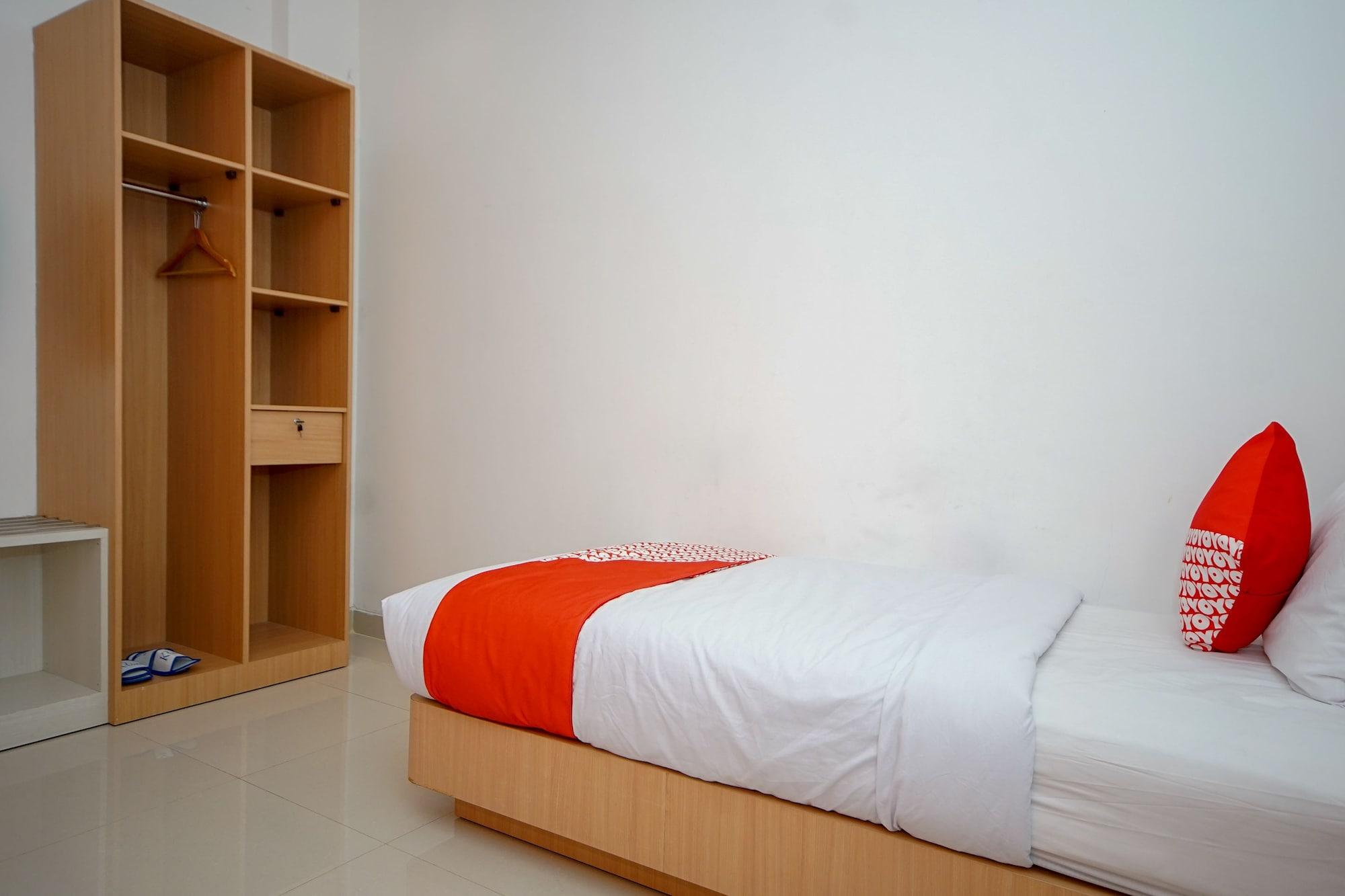 Oyo 344 Kr Hotel Palembang Exteriör bild