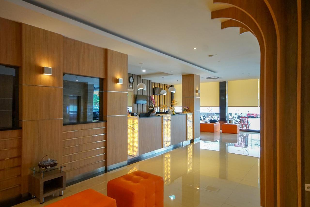 Oyo 344 Kr Hotel Palembang Exteriör bild