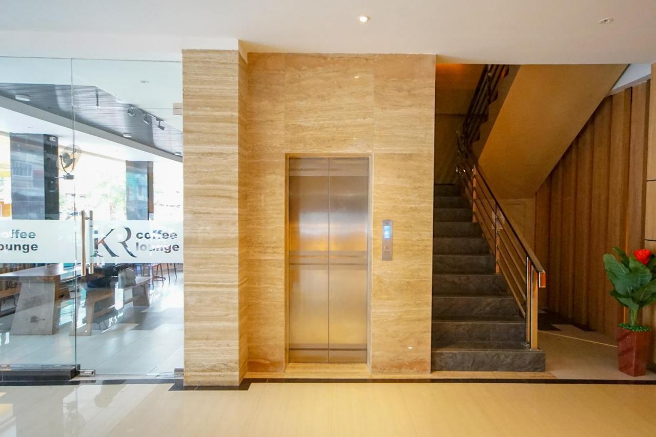 Oyo 344 Kr Hotel Palembang Exteriör bild