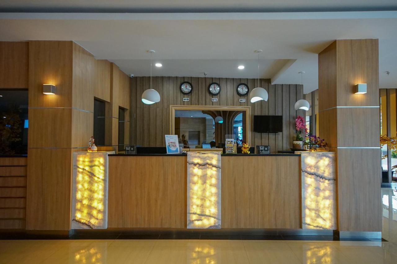 Oyo 344 Kr Hotel Palembang Exteriör bild