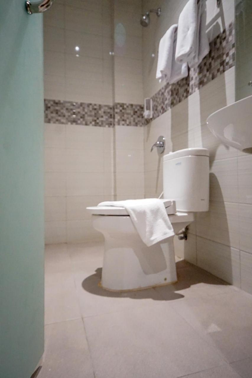 Oyo 344 Kr Hotel Palembang Exteriör bild